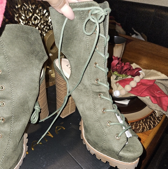 Women's Heeled Boot - Picture 1 of 3